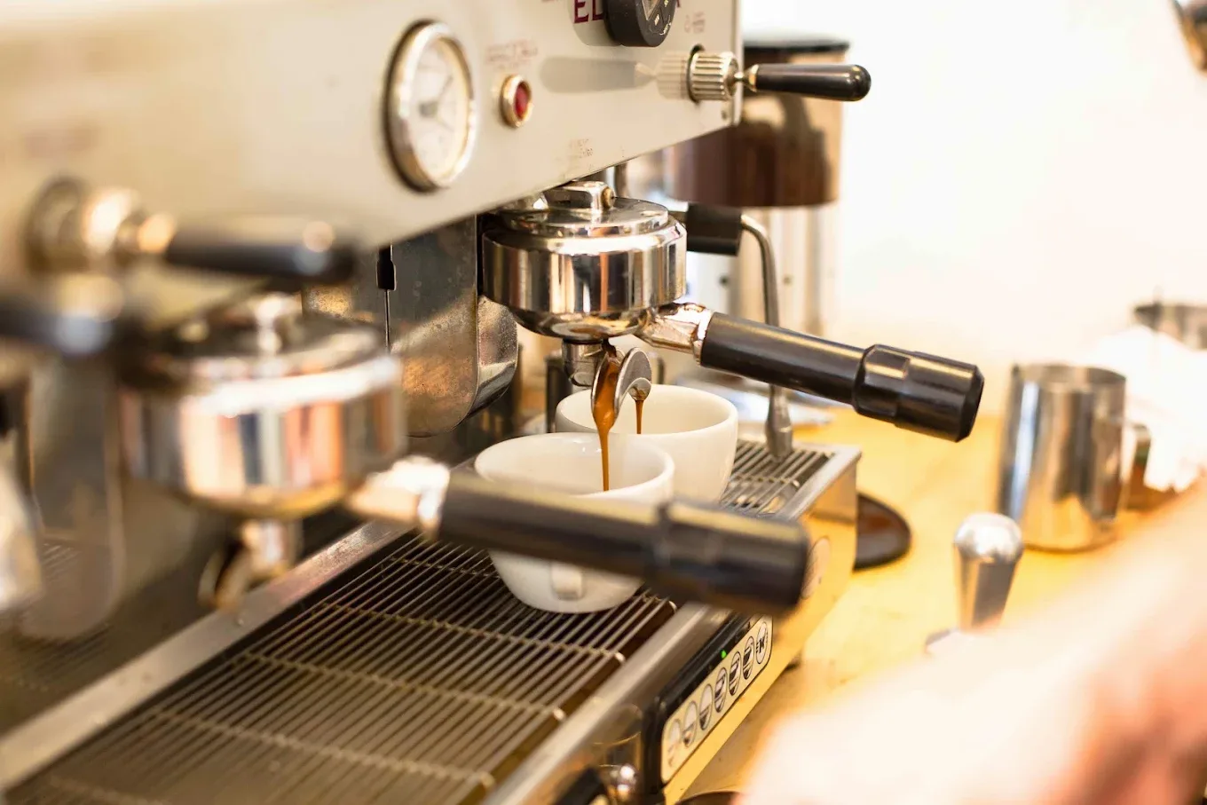 Espresso läuft aus dem Siebträger in eine Tasse