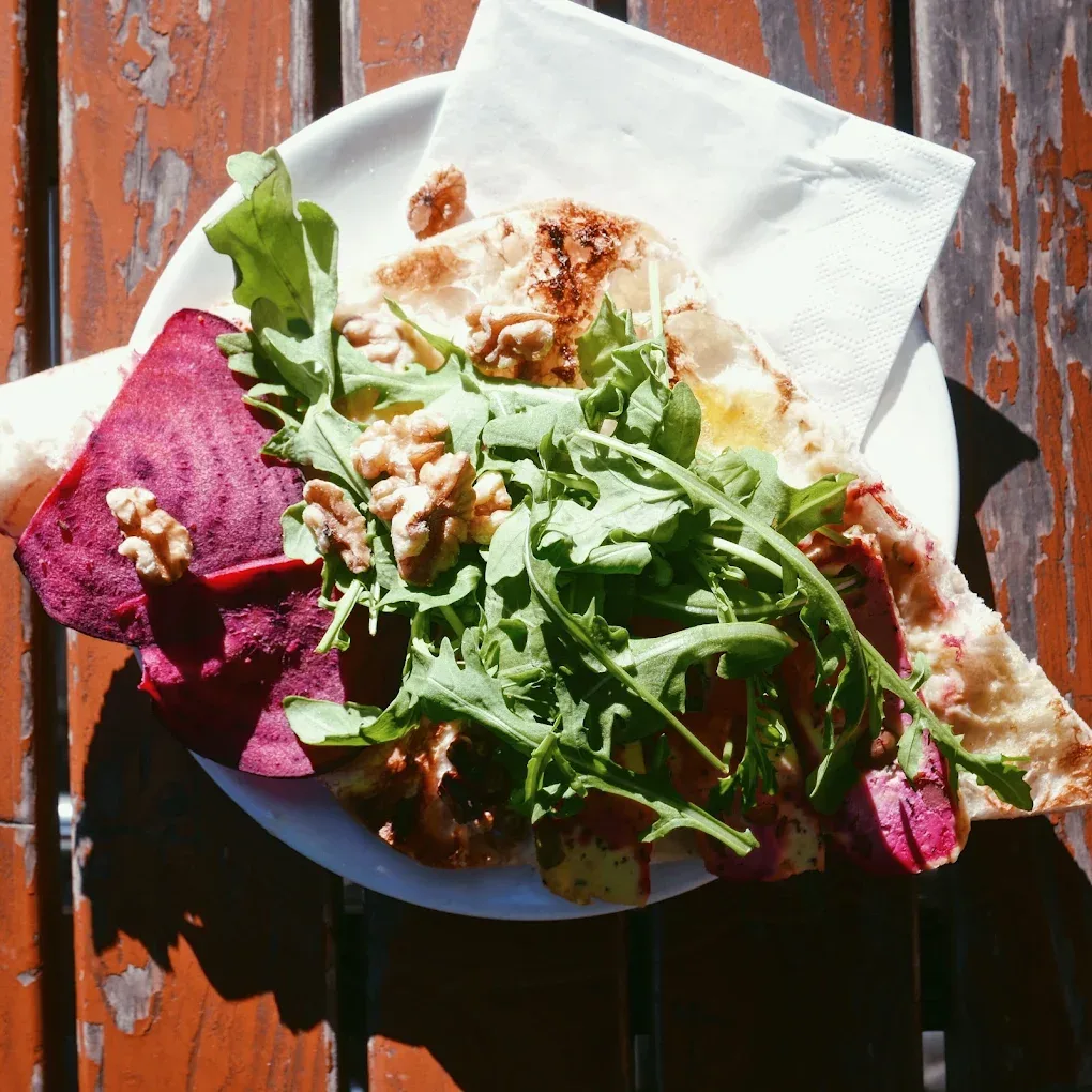 Handgemachter Salat mit Rucola, Roter Bete und Walnüssen auf Fladenbrot