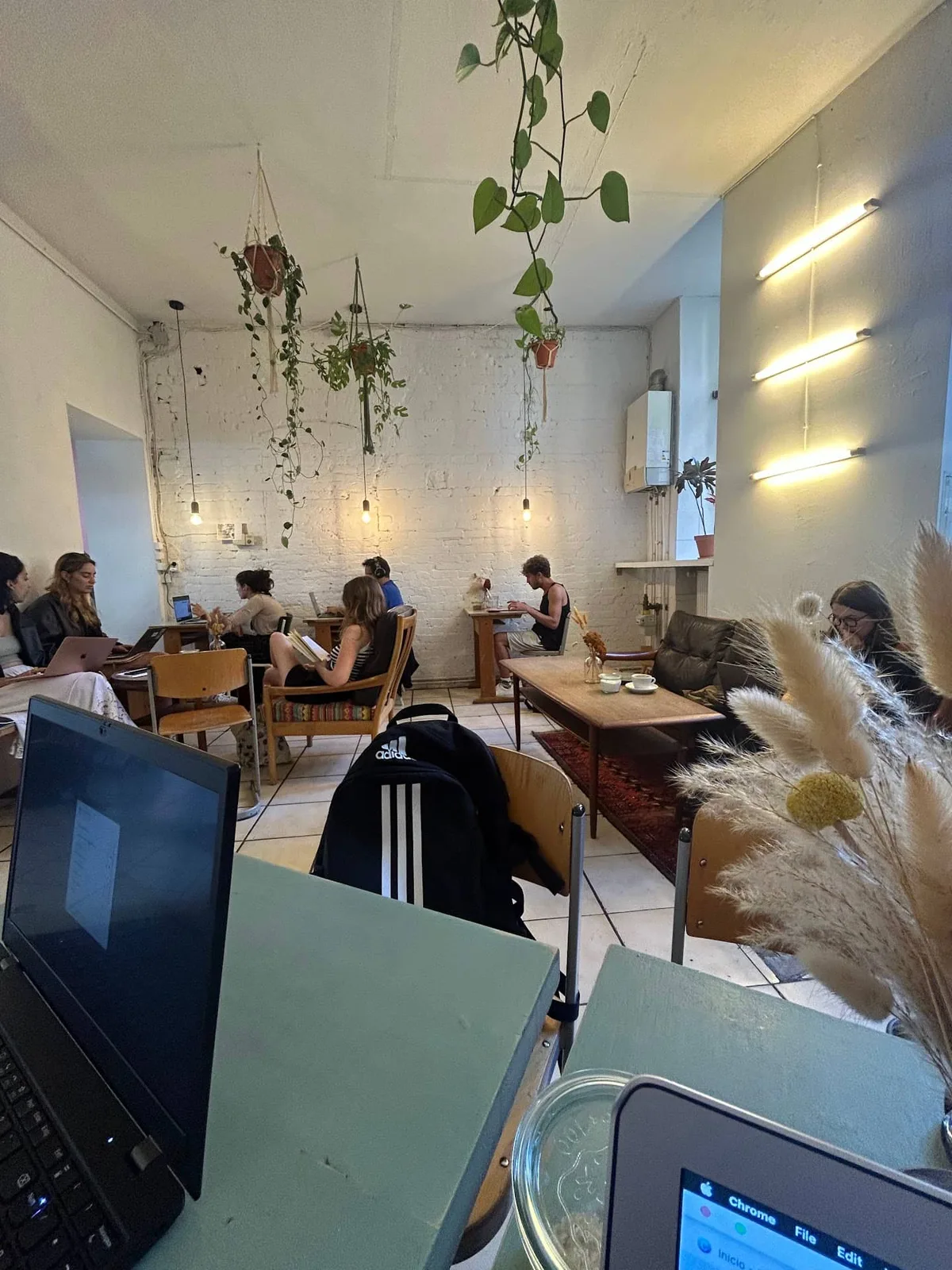 Gäste arbeiten mit Laptop an den Tischen im Café