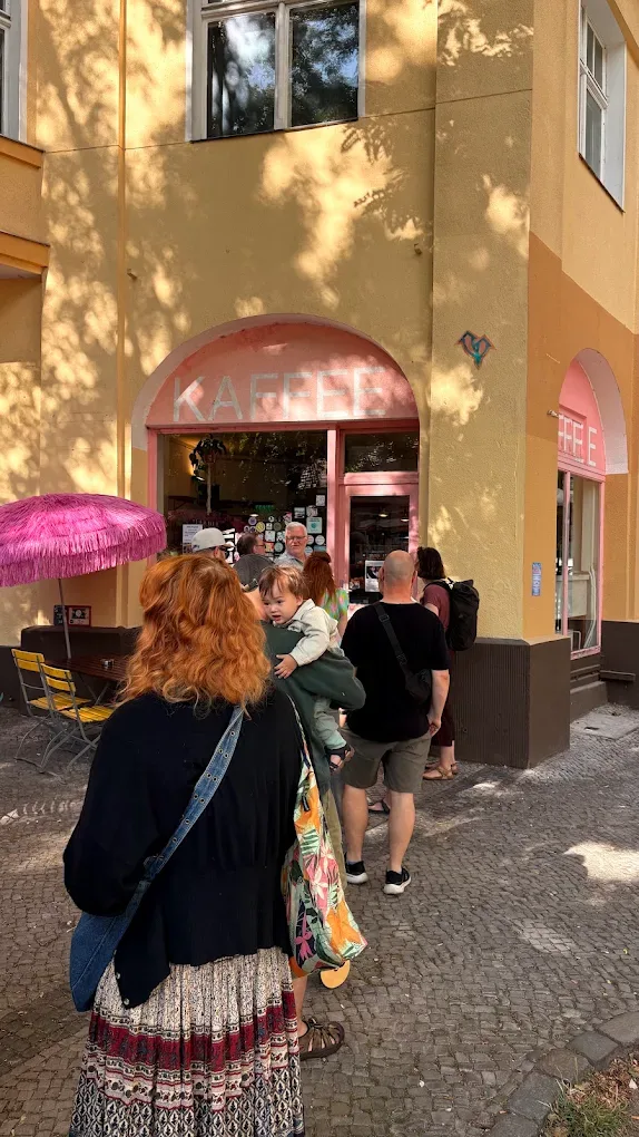 Die pinke Fassade des Cafés von der Straße aus