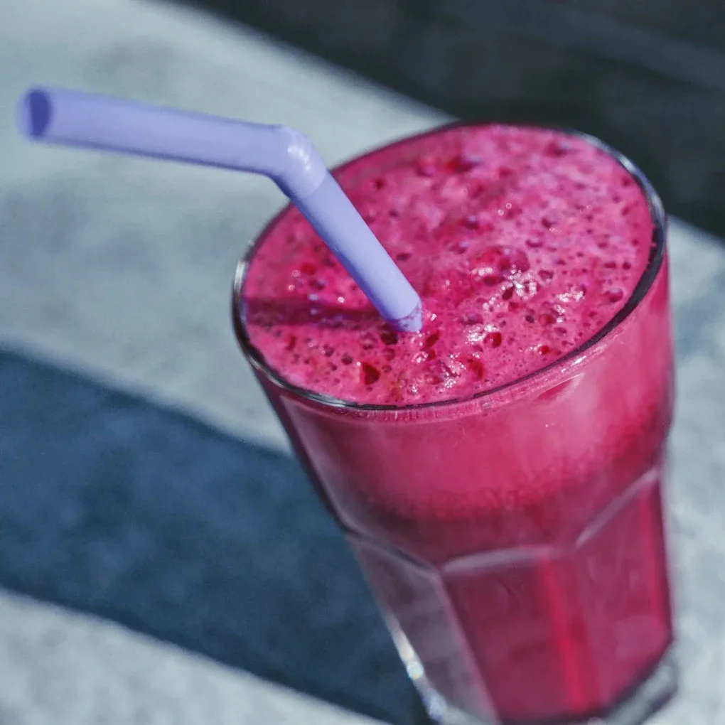Pinker Beeren-Smoothie im Glas